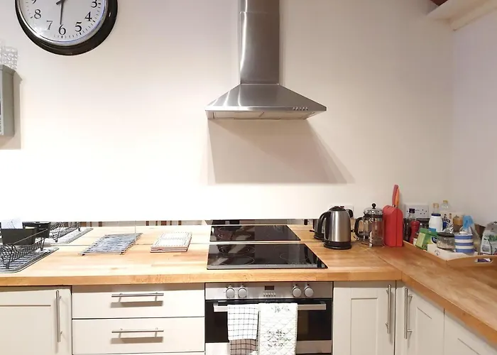 Edinburgh 2-Bedroom Cottage With Parking - Ground Floor
